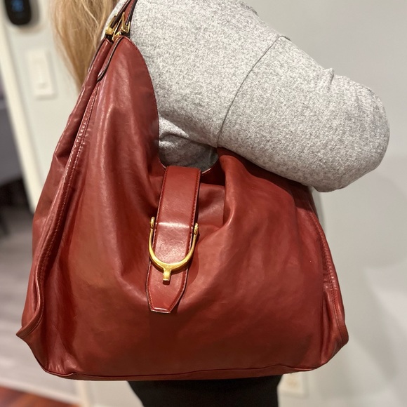 ❤️🔥GUCCI❤️🔥 HOBOS DARK BURGUNDY COLOR SHOULDER OR HAND BAG. - Picture 3 of 16